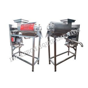 Despolpadeira de frutas e legumes fabricada totalmente em aço inox AISI-304 atendendo todas as exigências sanitárias e garantindo  a durabilidade do equipamento. Máquina para despolpar frutas, legumes, cupuaçu, macaxeira/mandioca e hortaliças. A despolpadeira de frutas industrial de 01 estágio é fabricada no formato cilíndrico horizontal, acionado por motor elétrico blindado, acompanha 02 penieras em aço inox para despolpar e refinar o produto. 