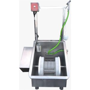 Lavador de botas automático com  escova carretel rotativa em cerdas de nylon, moto-redutor blindado cap. 1/2 cv acionado por chave liga/desliga, porta detergente, mangueira manual para melhor limpeza. Equipamento fabricado totalmente em aço inox, desenvolvido para higienização de botas.