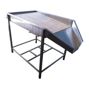 Mesa de catação Açaí em aço inox. Afim de higienizar os frutos de açaí,  a mesa de peneiramento proporciona a retirada de resíduos, sujeiras e insetos.