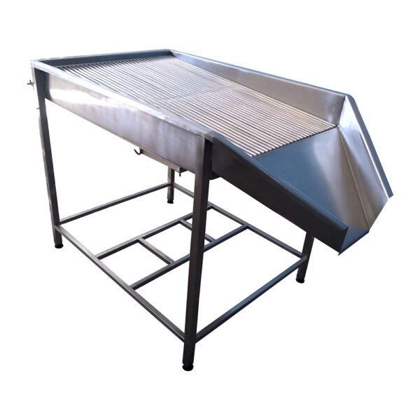 Mesa de catação Açaí em aço inox. Afim de higienizar os frutos de açaí,  a mesa de peneiramento proporciona a retirada de resíduos, sujeiras e insetos.